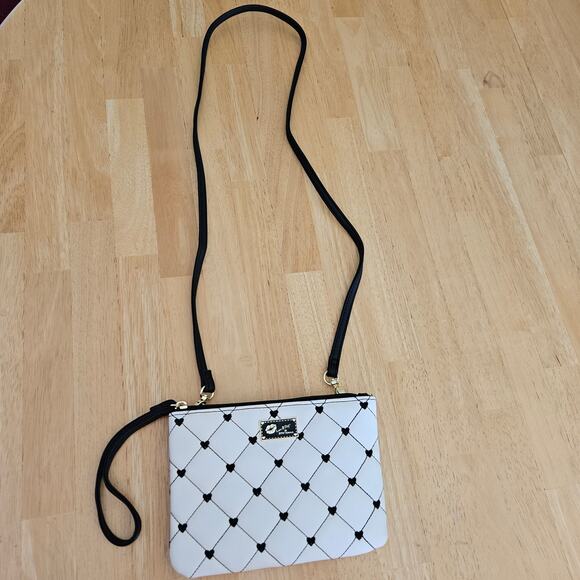 Luv Betsey Johnson Quilted Cross-body Wristlet Purse Bag Ivory Black Hearts - Picture 4 of 8
